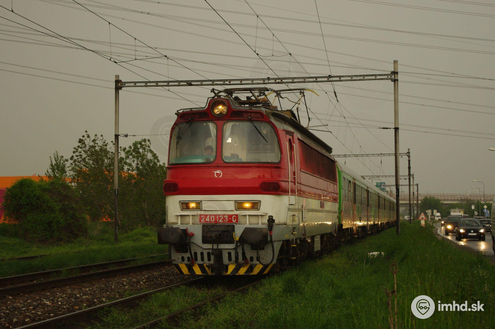 V posledný aprílový týždeň roku 2011 sa nad osobnými vlakmi premávajúcimi medzi Petržalkou a Novým Mestom zmrákalo