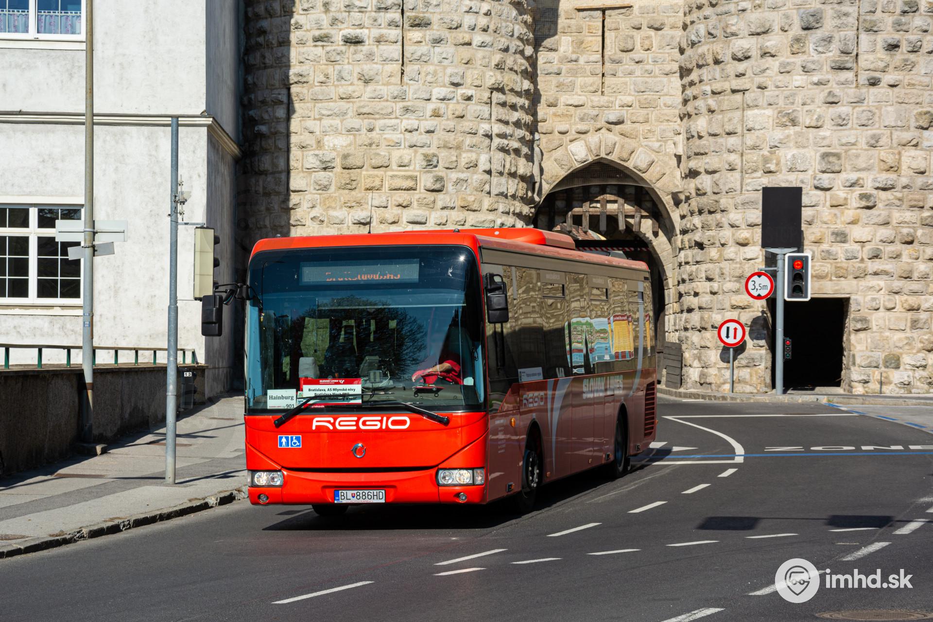 V období keď jazdili do Hainburgu aj Slovak Lines aj DPB súčasne, Slovak Lines vypravoval na túto linku zväčša autobusy Irisbus Crossway LE 12M