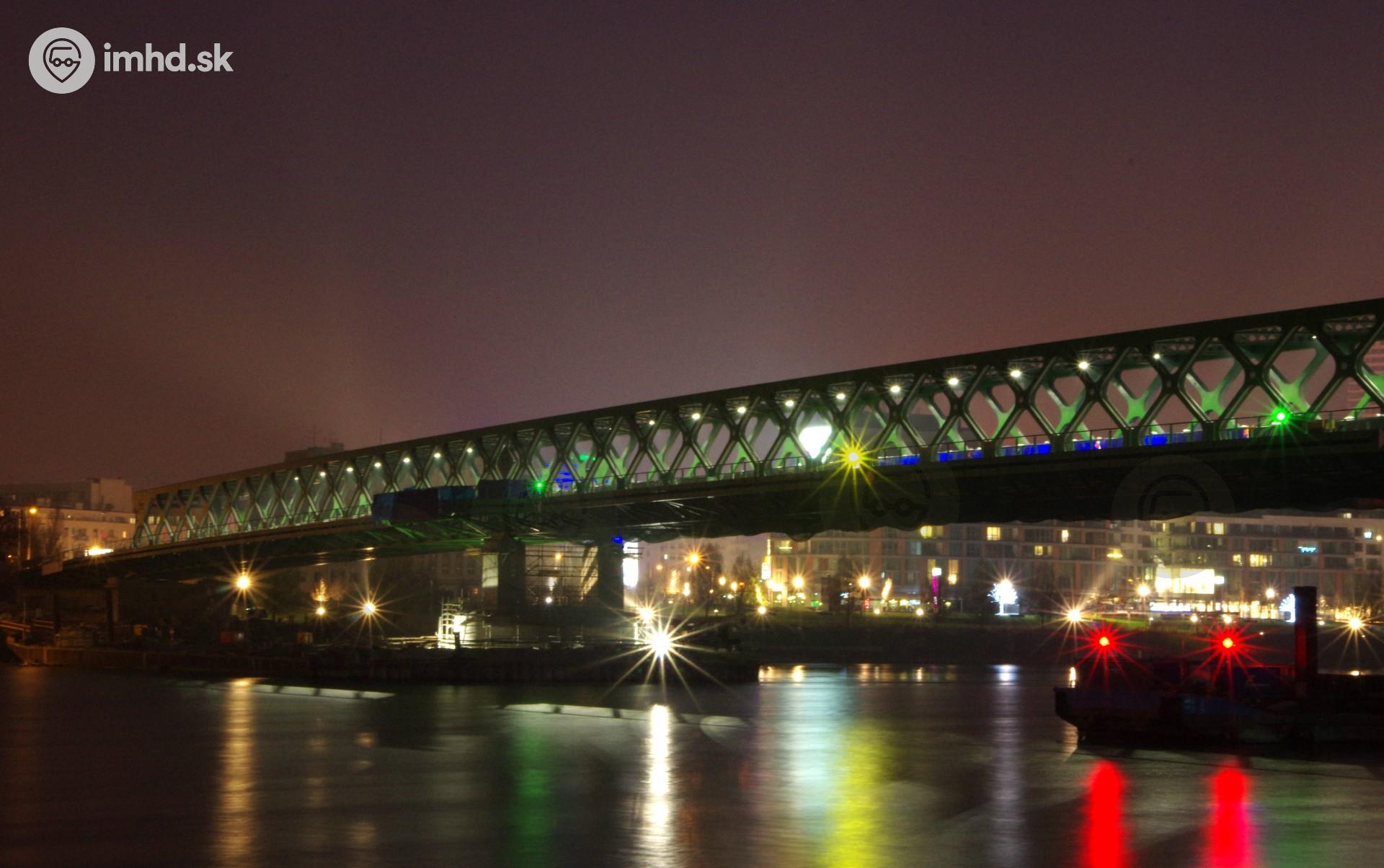 Čiastočne osvetlený Starý most krátko pred jeho dokončením