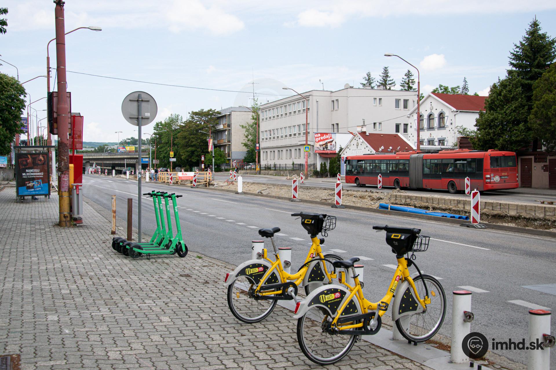 Moderné cestovanie na jednej fotke - MHD, zdieľané bicykle a kolobežky