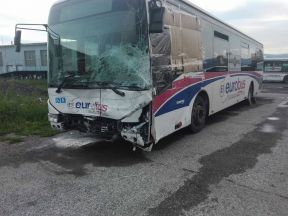 Vážna nehoda autobusu KE-804GE s osobným automobilom