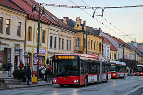 Nový trolejbus Škoda 27 Tr Solaris už spoznáva ulice mesta